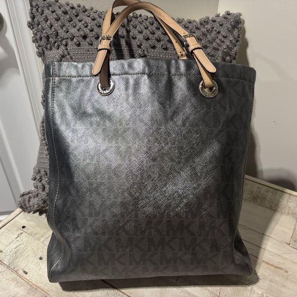 ❤️Michael Kors Metallic Gray Jet Set Tote - Picture 4 of 6